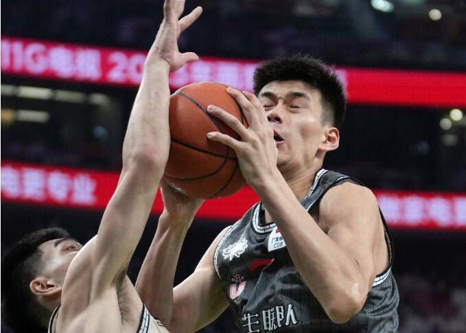 上半场，哈姆达拉4分钟内连进两球。